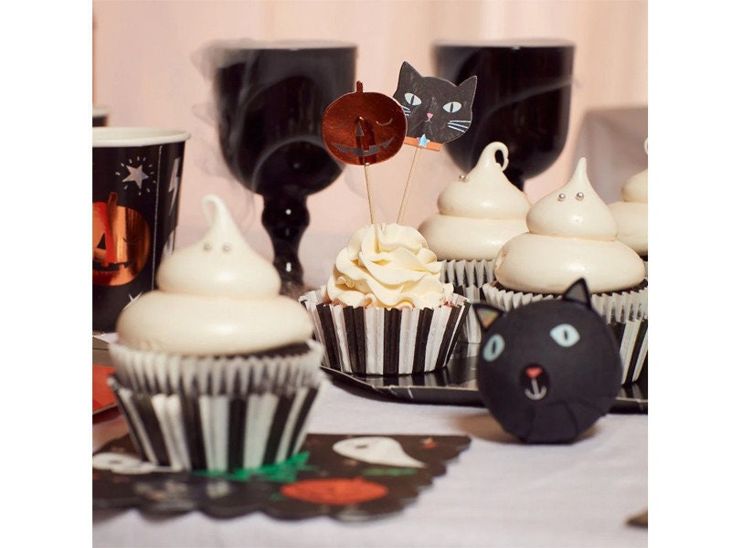 Halloween table setting with cupcakes